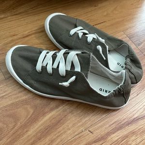 Riley Ruched Sneaker - dark green - size 10 WW.